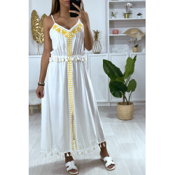 Longue robe blanche avec broderie jaune et pompon - 3