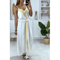 Longue robe blanche avec broderie jaune et pompon - 4