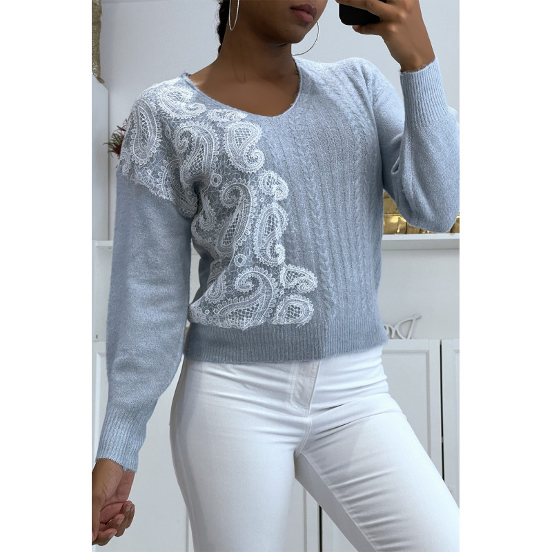 Pull col V bleu pastel à motif dentelle blanche - 1