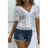 Blouse blanche ajourée en  col V - 5