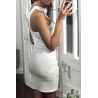 Robe blanche en maille côtelé extensible avec fleure à la bretelle - 1