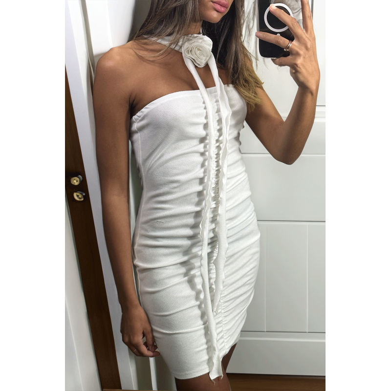 Robe blanche en maille côtelé extensible avec fleure à la bretelle - 3