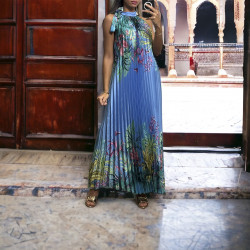 Longue robe plissé bleu avec sublime motif fleuris - 2