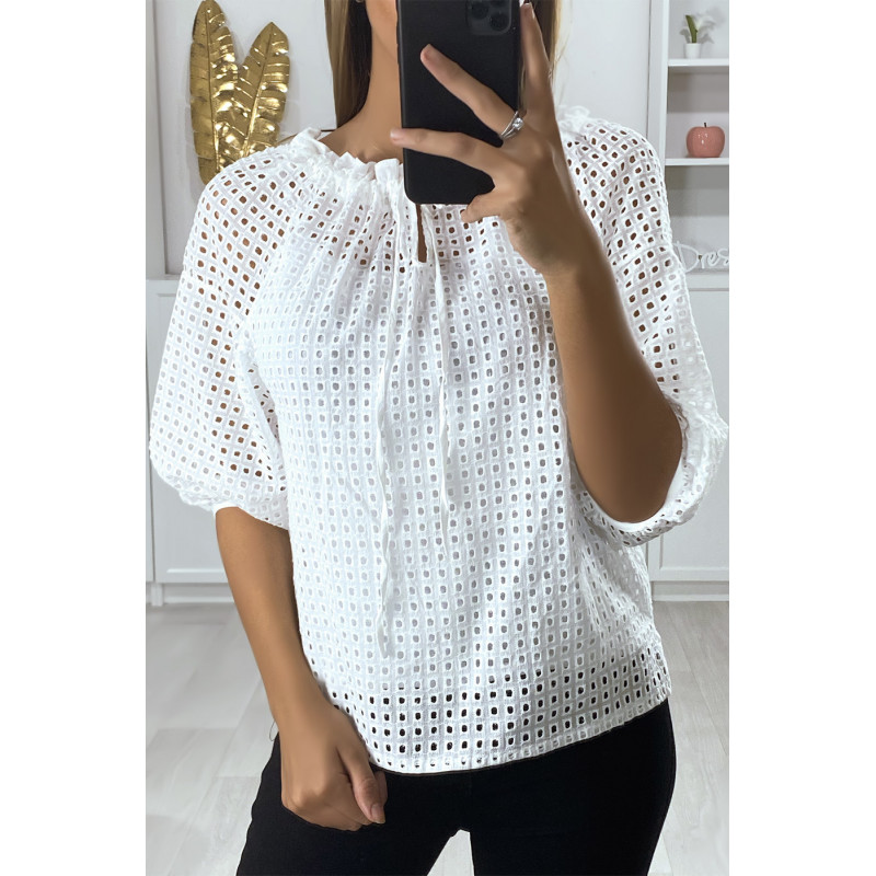 Blouse blanche manches bouffante col bateau en matière à trous - 1