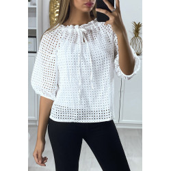 Blouse blanche manches bouffante col bateau en matière à trous - 5