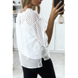 Blouse blanche manches bouffante col bateau en matière à trous - 6