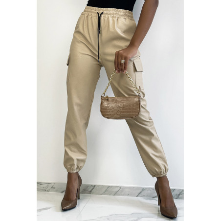 Pantalon cargo beige en simili avec poches - 1