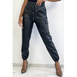 Pantalon cargo noir en simili avec poches - 1