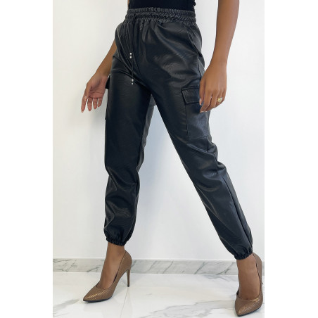 Pantalon cargo noir en simili avec poches - 2