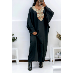 Abaya noir avec une jolie coupe ample et de la broderie à l'avant  - 2