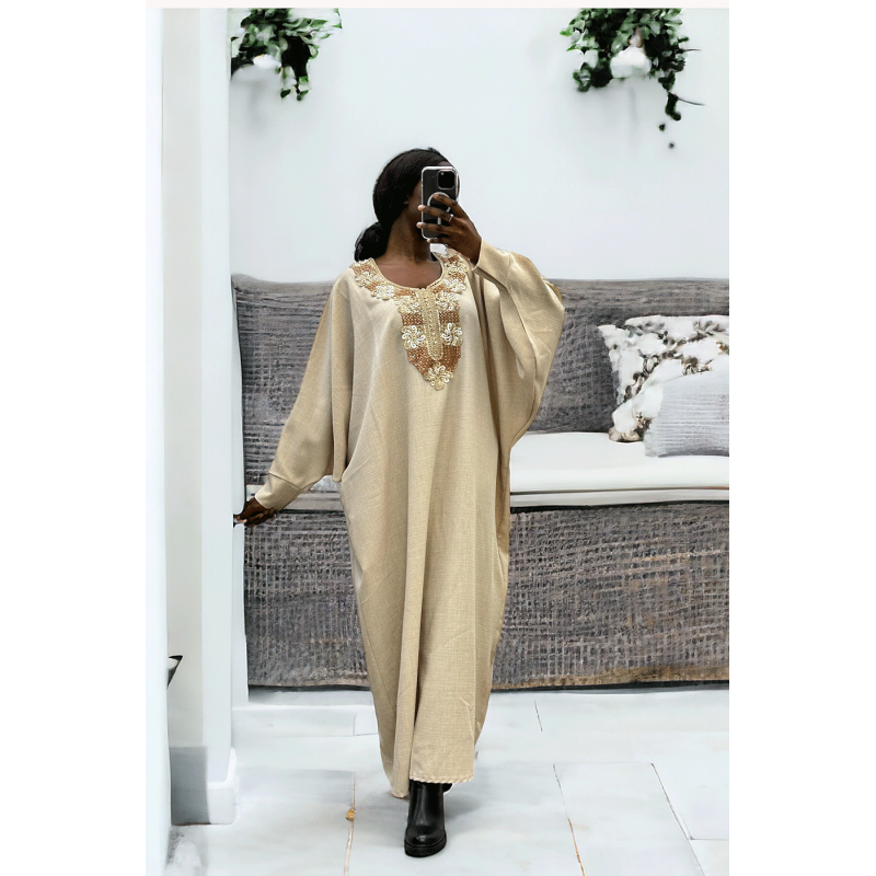 Abaya beige avec une jolie coupe ample et de la broderie à l'avant  - 3