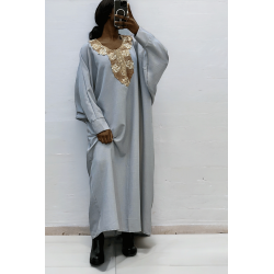 Abaya grise avec une jolie coupe ample et de la broderie à l'avant  - 2