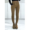 Pantalon slim camel extensible à taille haute et boutons dorés - 1