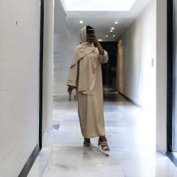 Robe abaya couleur beige en soie de medine avec foulard  intégré  - 1