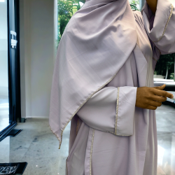 Robe abaya couleur lilas en soie de medine avec foulard  intégré  - 1