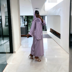 Robe abaya couleur lilas en soie de medine avec foulard  intégré  - 2