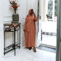 Robe abaya couleur saumon en soie de medine avec foulard  intégré  - 3