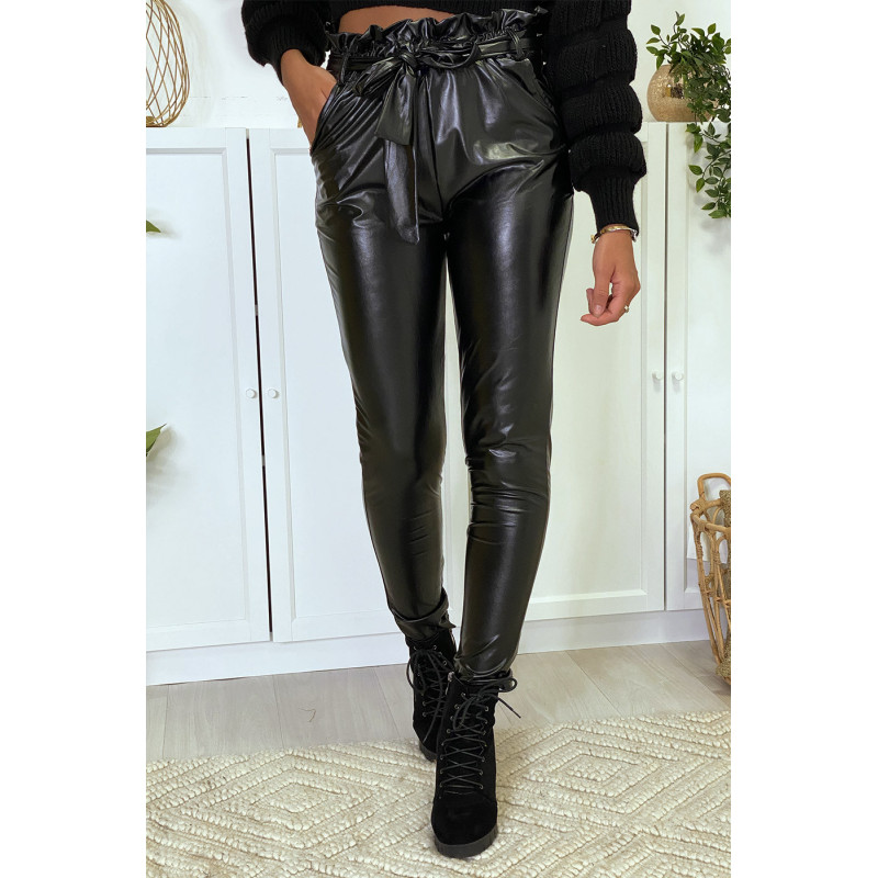 Pantalon en simili noir coupe carotte avec taille froncée et ceinture. - 5