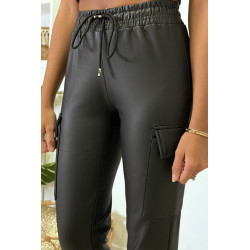 Pantalon cargo noir en simili - 7