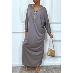 Abaya taupe à encolure de strass et manches longues - 3