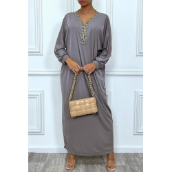 Abaya taupe à encolure de strass et manches longues - 7